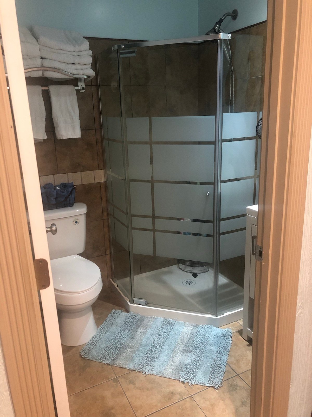 Full bathroom image 1